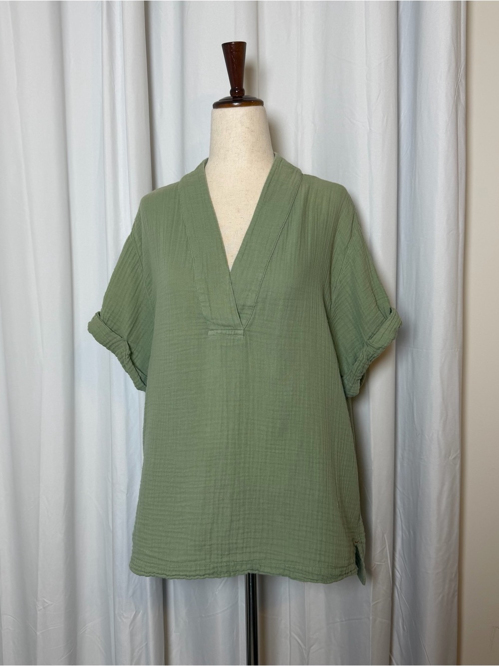 Xirena Avery Cotton Gauze Top Medium Green V Neck Roll Sleeve Shirt